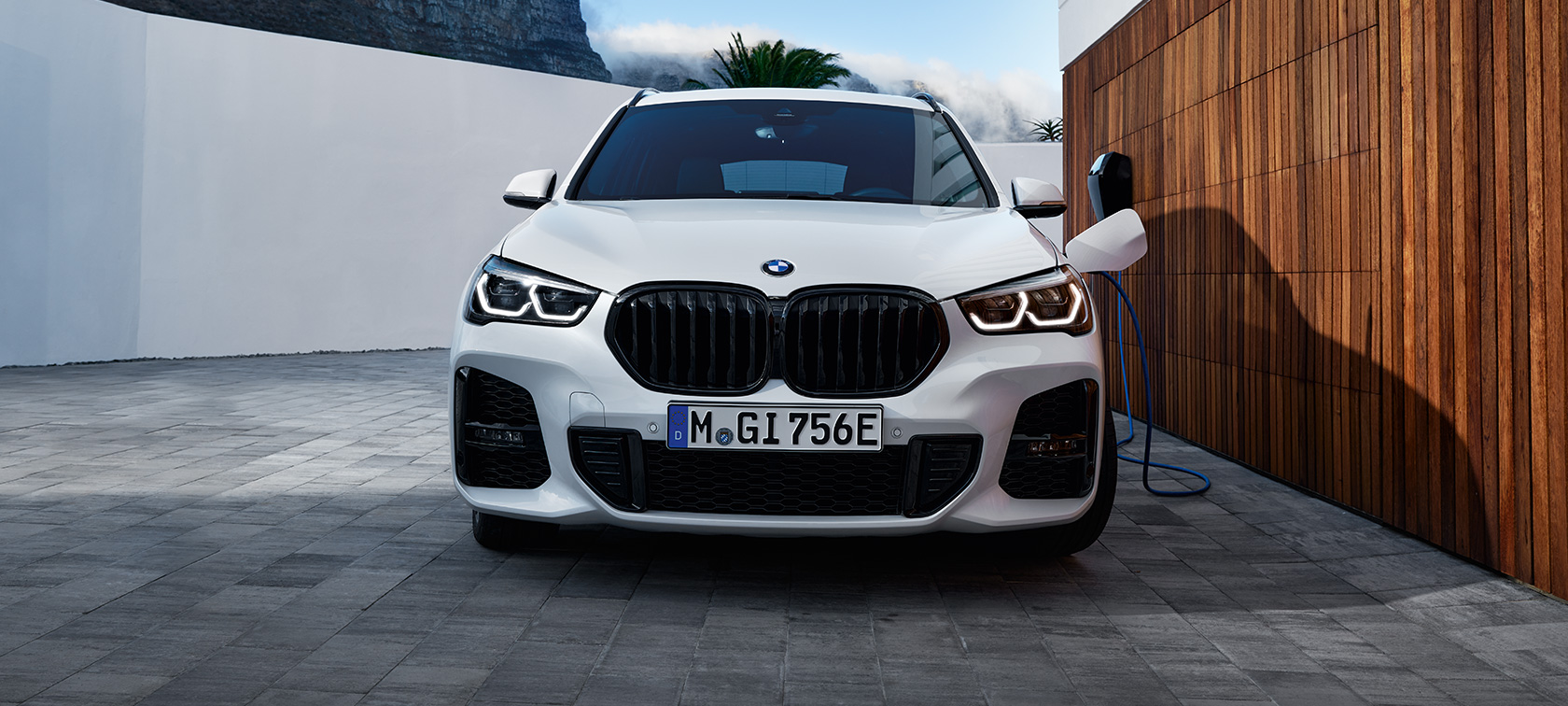 Plug-in hibrid, BMW X1 xDrive25e, F48, elölnézet Plug-in hibrid, BMW X1 xDrive25e, F48, egy töltés alatt álló autó elölnézetből