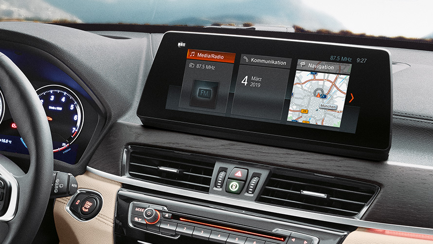 BMW X1, 10,25” méretű központi kijelző. BMW X1, belső tér, az érintő funkciós, 10,25” méretű központi kijelző.