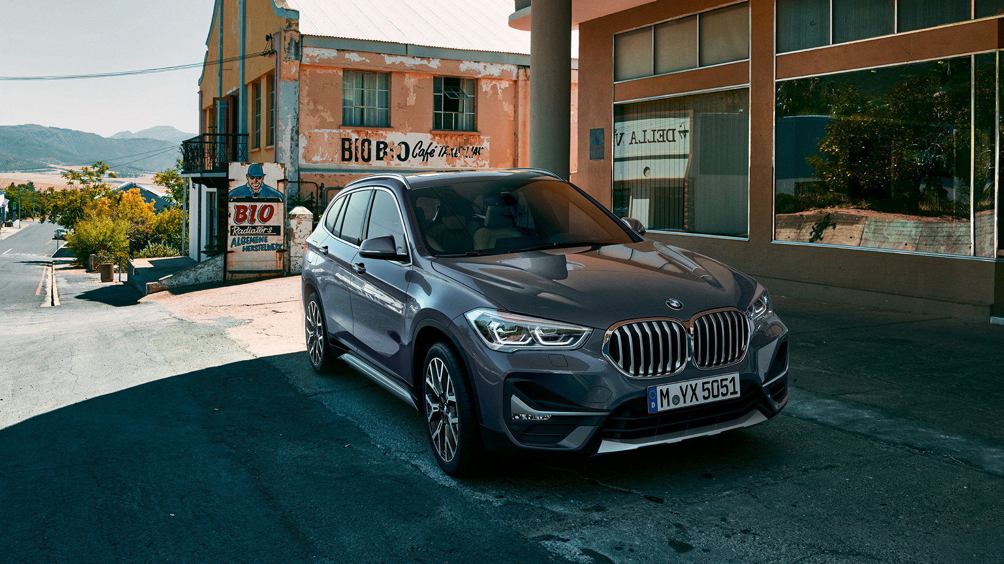 BMW X1, háromnegyedes elölnézet. BMW X1, az álló autó háromnegyedes elölnézetből, városi környezetben.