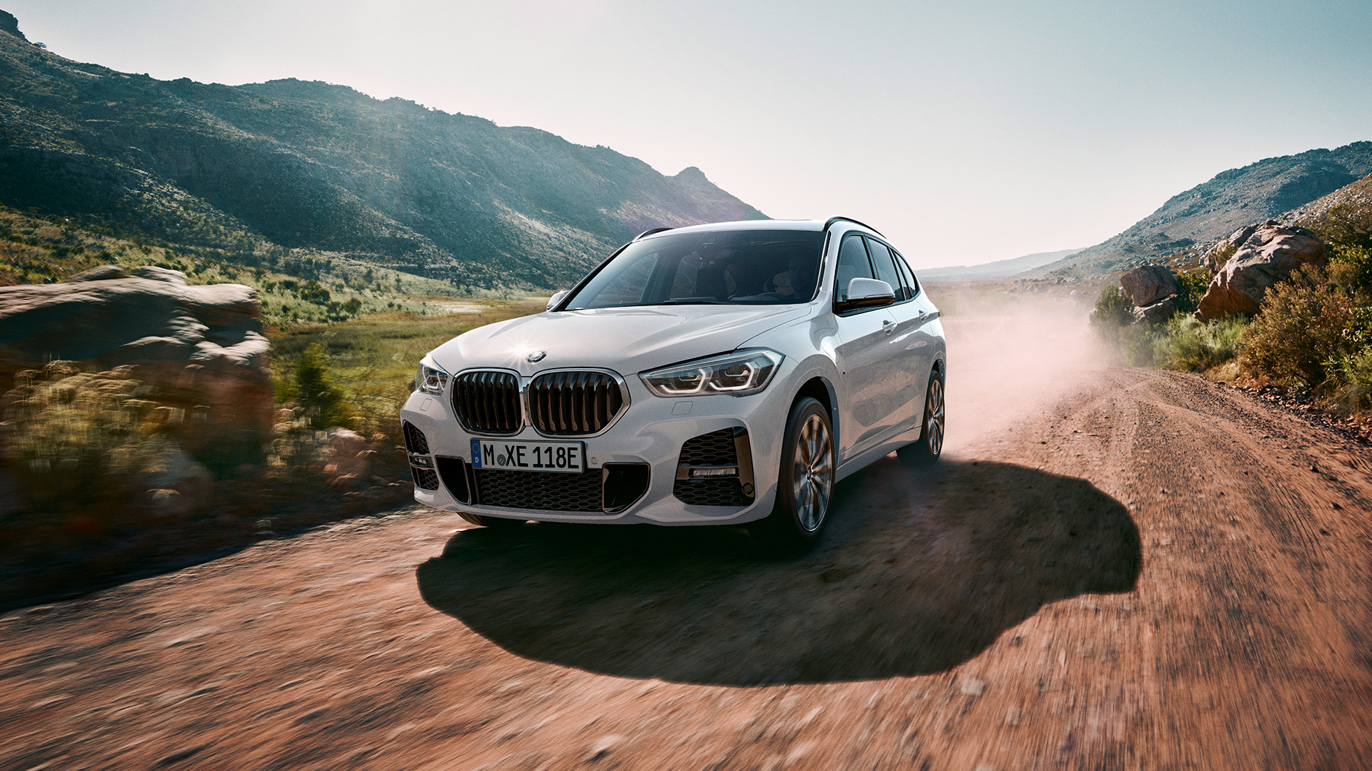 Plug-in hibrid BMW X1 xDrive25e, F48 Plug-in hibrid BMW X1 xDrive25e, F48, 2019, a mozgó autó rézsútos elölnézetből