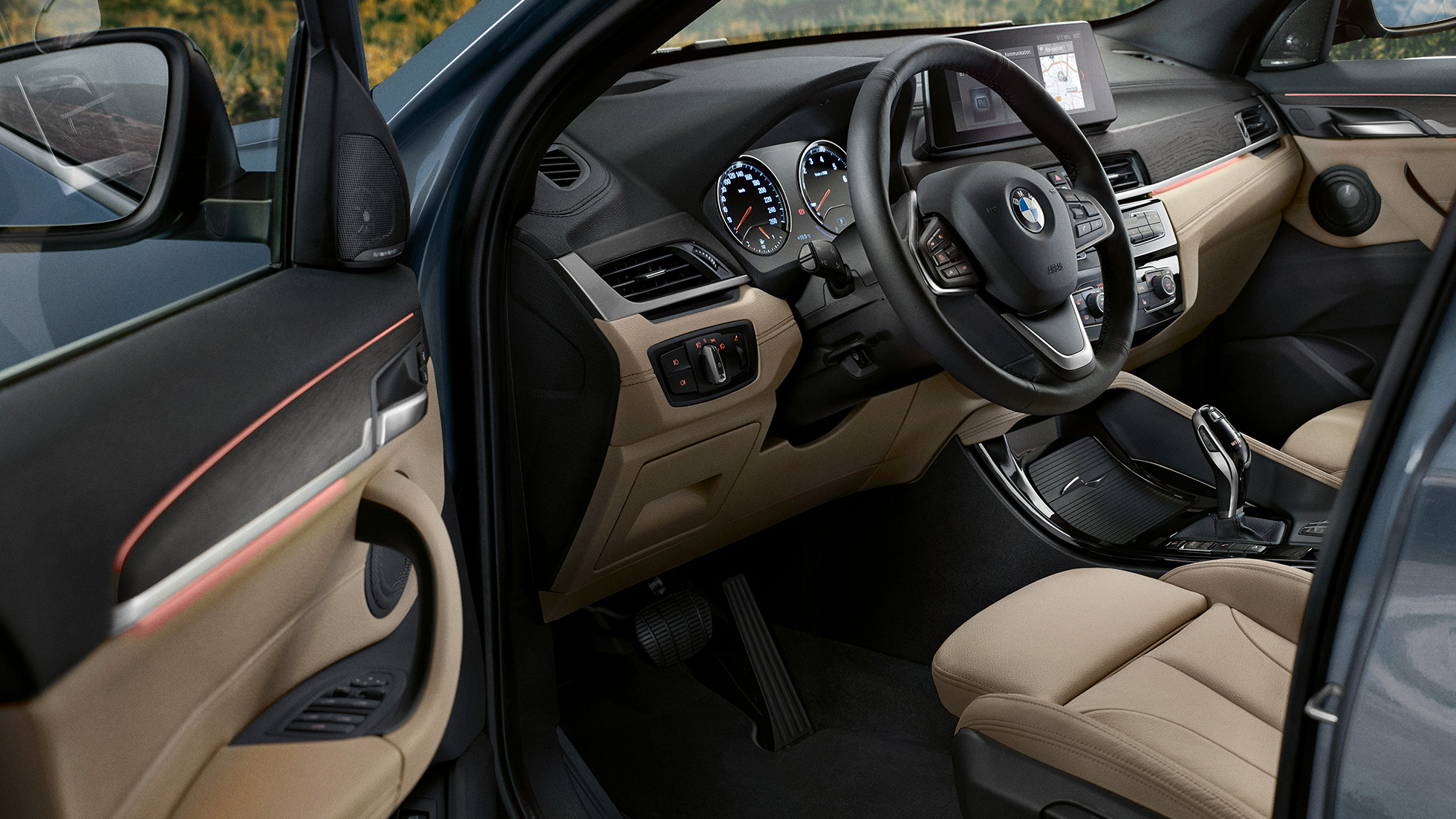 BMW X1, belső tér. BMW X1, belső tér, középpontban a multifunkciós kormánnyal.