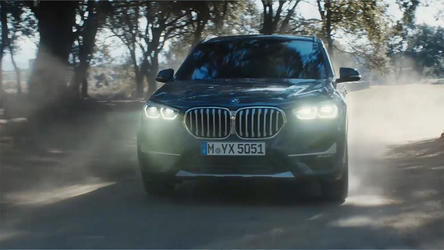 BMW X1, F48 LCI, rézsútos elölnézet BMW X1, F48 LCI, egy természeti környezetben haladó autó rézsútos elölnézetből