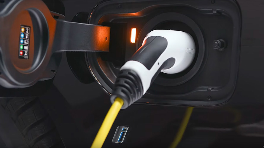 Egy töltőkábellel csatlakoztatott plug-in hibrid BMW Egy töltőkábellel csatlakoztatott plug-in hibrid BMW közelről