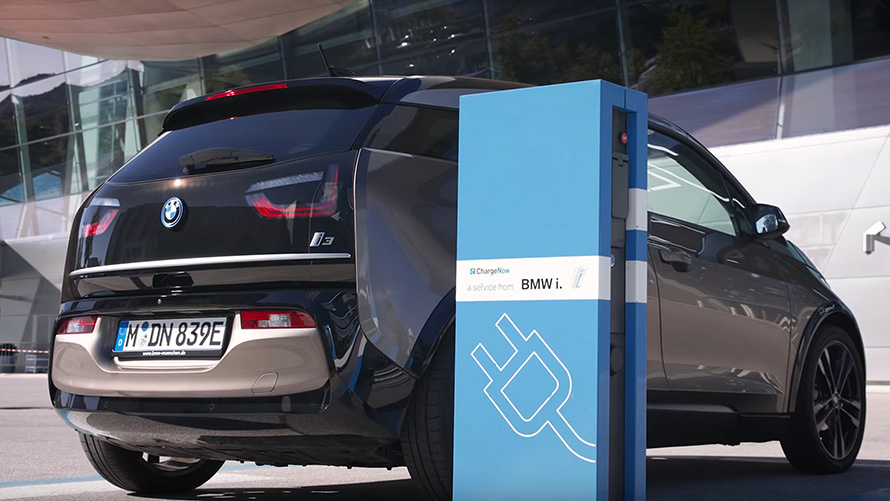Egy töltőállomáson álló BMW i3 (i01) Egy töltőállomáson tartózkodó BMW i3 (i01) rézsútos hátulnézetből