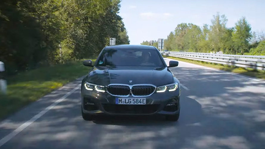 BMW G20, egy utcán haladó plug-in hibrid BMW G20, egy utcán haladó plug-in hibrid elölnézetből