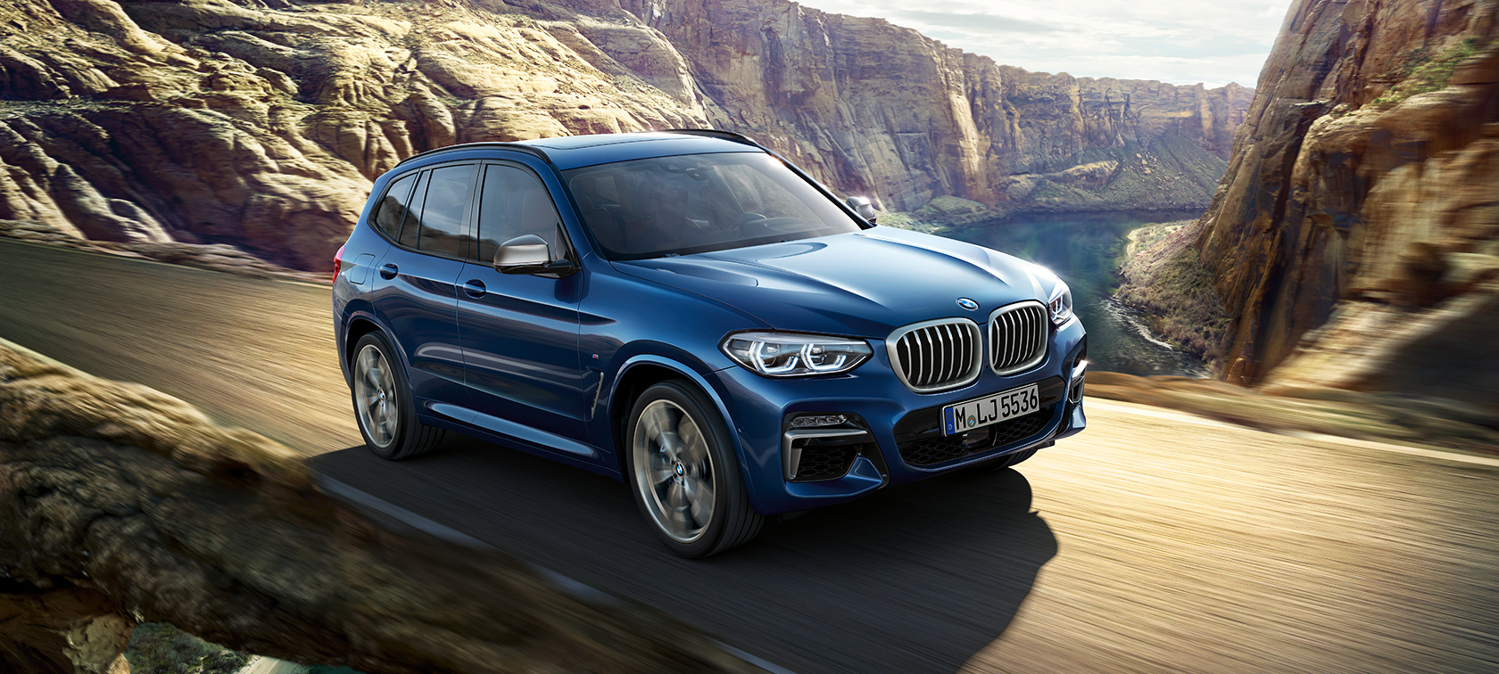 BMW X3 M40i, egy haladó autó, a háttérben egy kanyonnal BMW X3 M40i, egy haladó autó, a háttérben egy kanyonnal