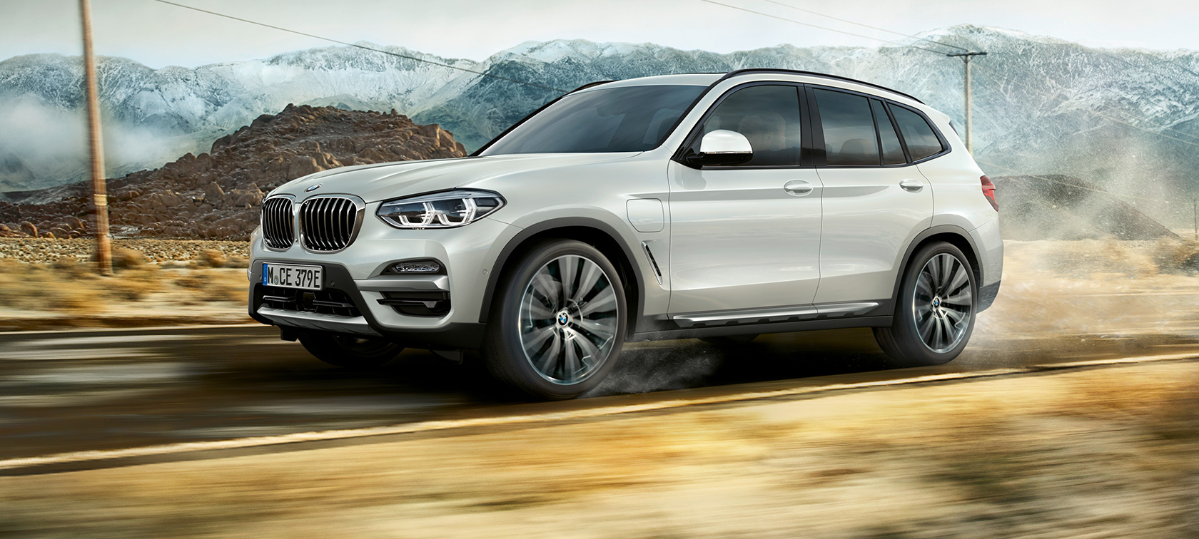 Egy BMW X3 xDrive30e kanyarodik Egy BMW X3 xDrive30e kanyarodik