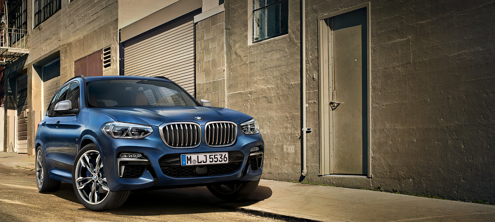 BMW X3 M40i, egy házfal előtt álló autó BMW X3 M40i, egy házfal előtt álló autó