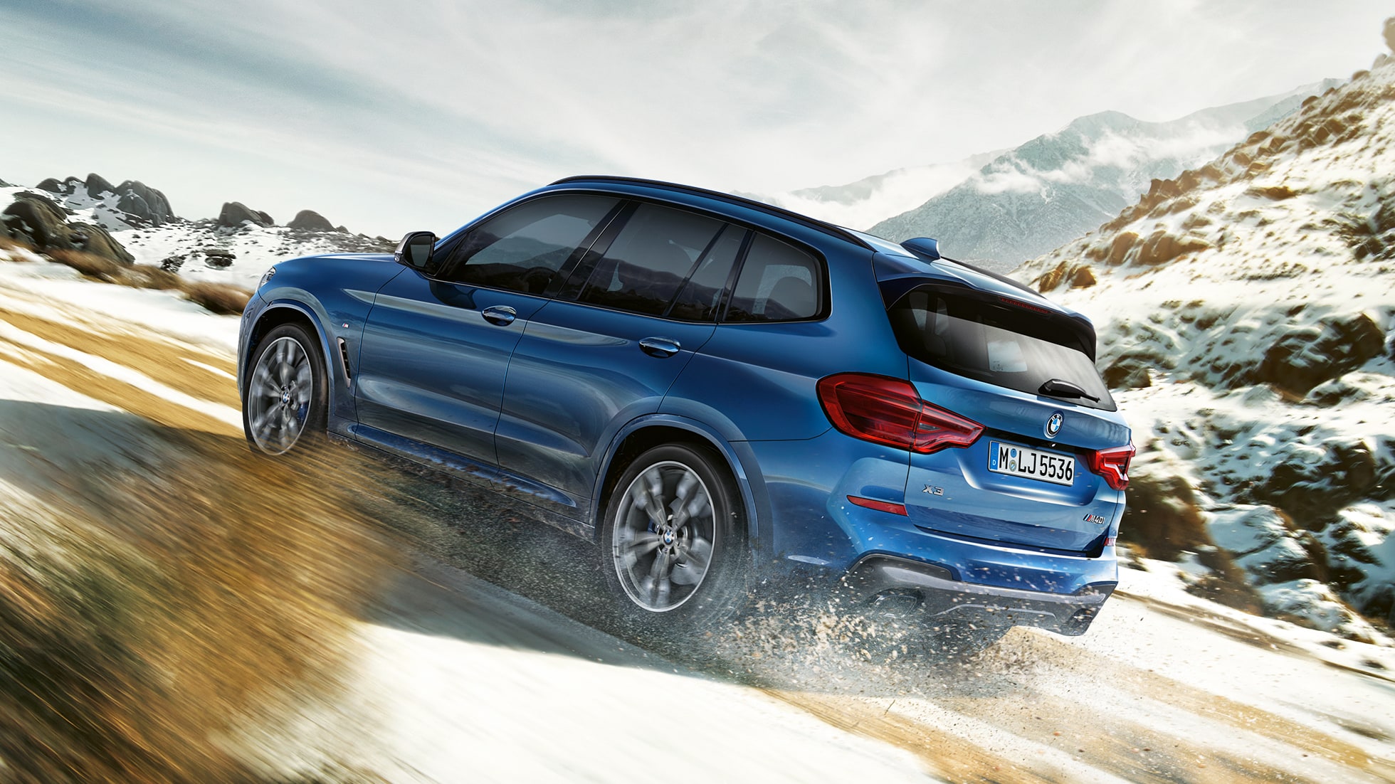 Egy BMW X3 M40i hegyi emelkedőn halad Egy BMW X3 M40i hegyi emelkedőn halad