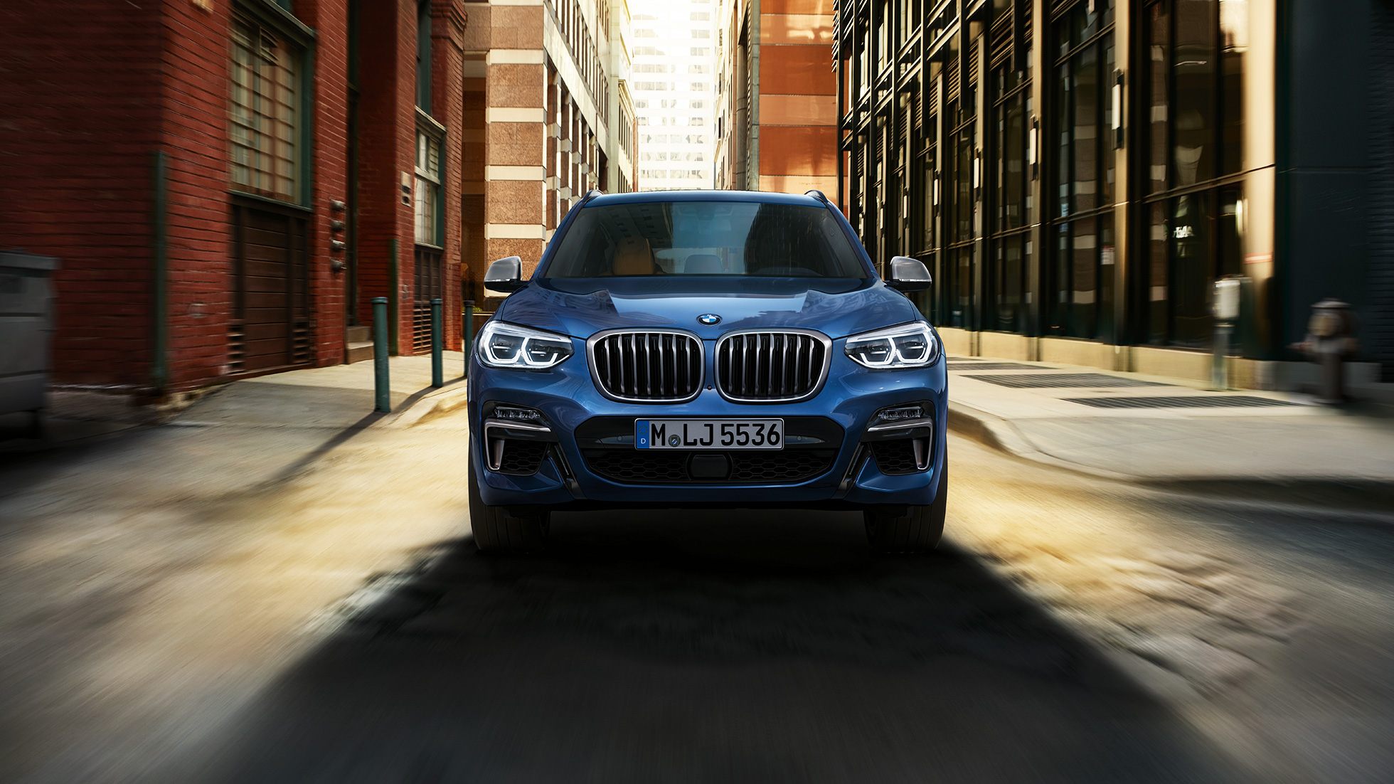 BMW X3 M40i, elölnézet városi környezetben BMW X3 M40i, elölnézet városi környezetben