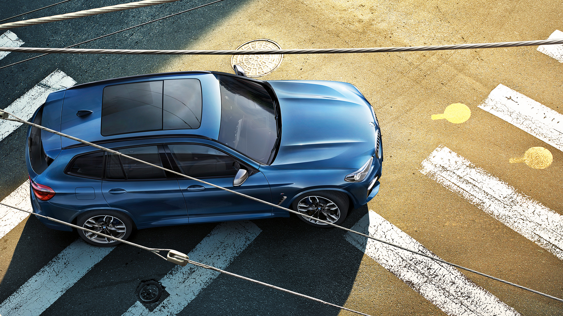 BMW X3 M40i, a tető és a motorházfedél felülnézetből BMW X3 M40i, a tető és a motorházfedél felülnézetből