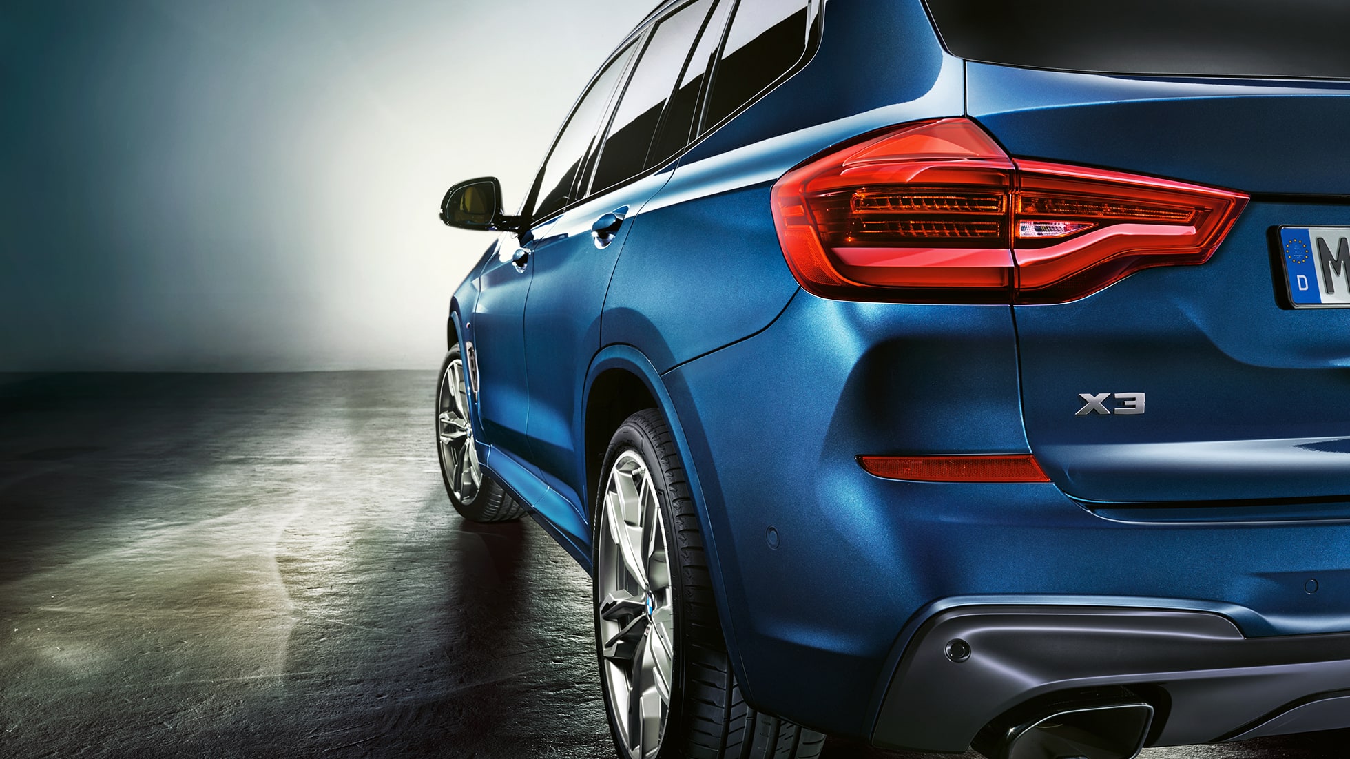 BMW X3 M40i, háromnegyedes hátulnézet a LED-es hátsó lámpákkal BMW X3 M40i, háromnegyedes hátulnézet a LED-es hátsó lámpákkal