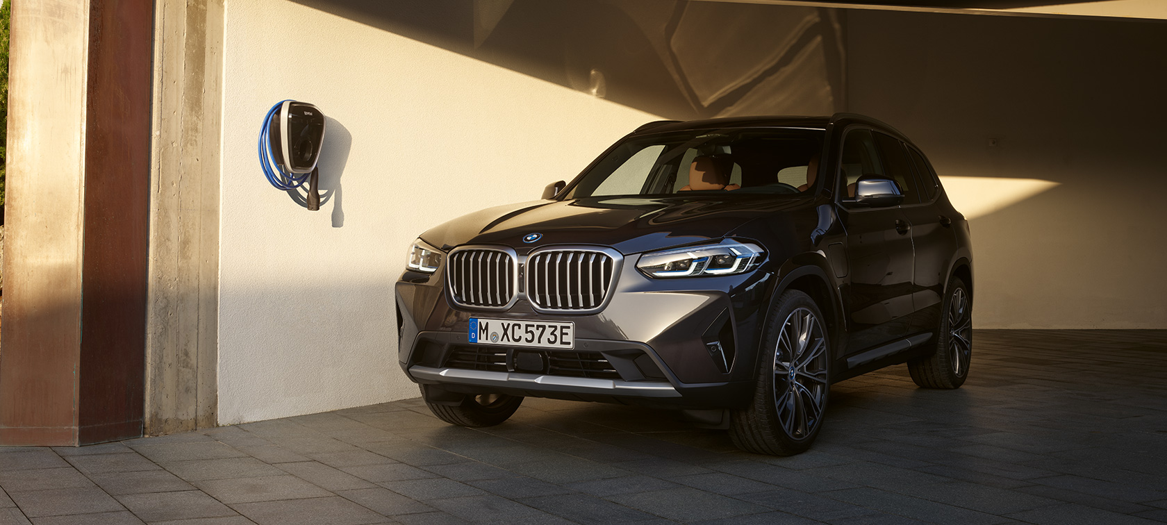 Plug-in hibrid BMW X3 xDrive30e, G01, Sophisto szürke, 2021 Plug-in hibrid BMW X3 xDrive30e, G01, egy álló, Sophisto szürke autó rézsútos elölnézetből