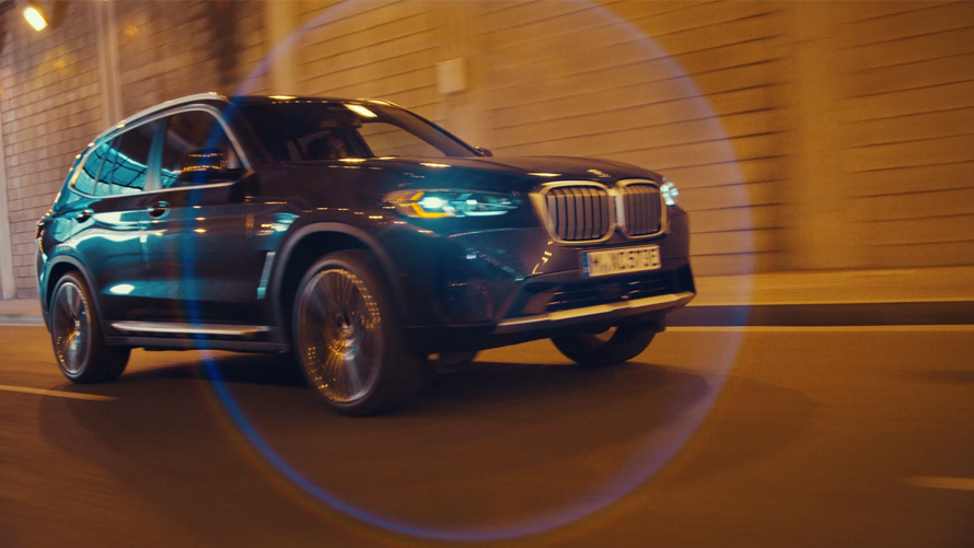 BMW X3, G01, menetdinamikai tulajdonságok, Sophisto szürke, 2021 BMW X3, G01, menetdinamikai tulajdonságok, egy Sophisto szürke autó rézsútos elölnézetből, 2021