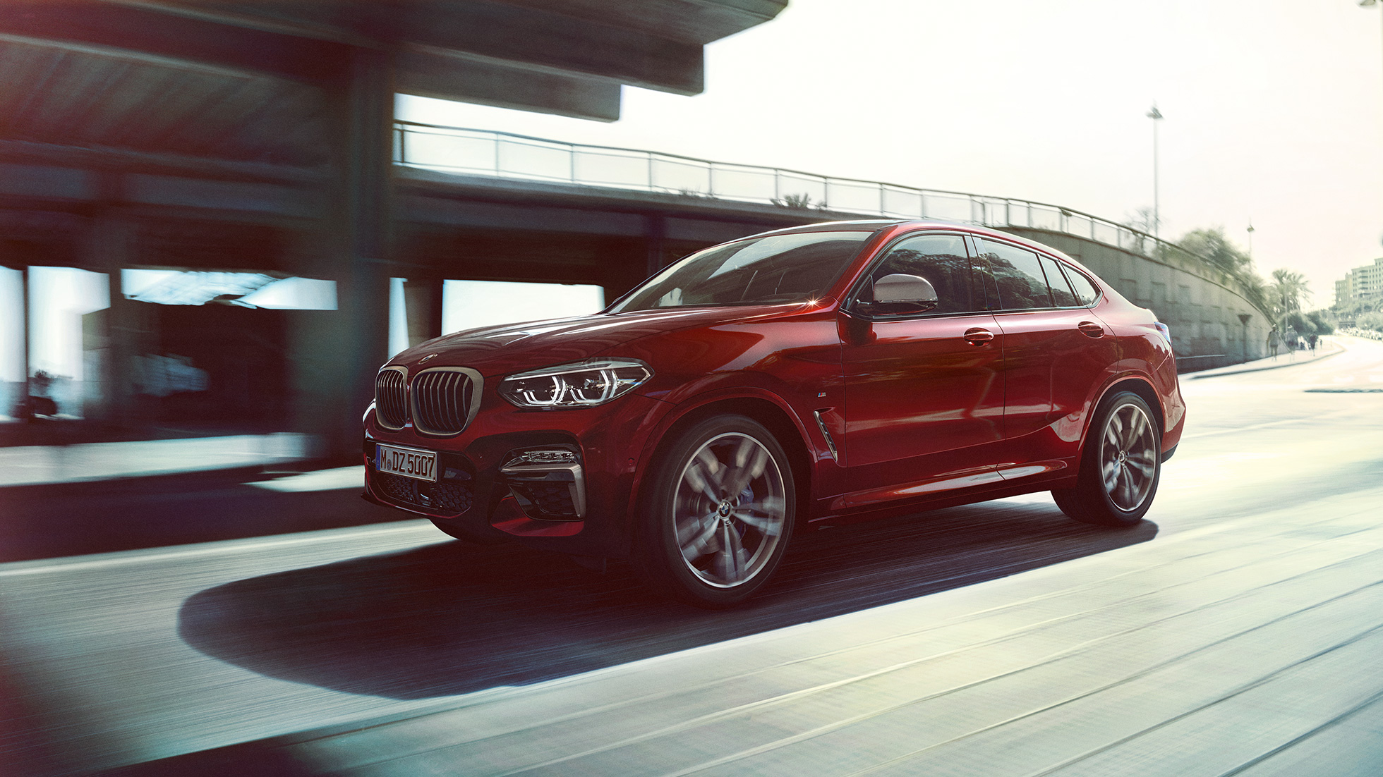 Dinamikus orr-rész, BMW X4 BMW X4 M40i, G02, 2018, Flamenco vörös briliáns hatással, rézsútos elölnézet