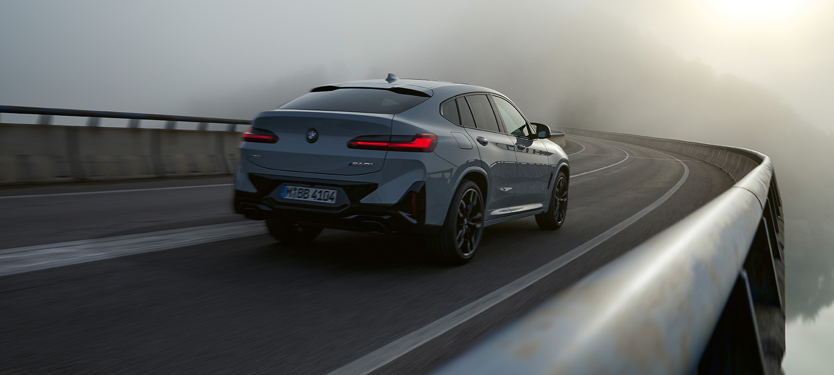 BMW X4, G02, Financial Services, 2021 BMW X4, G02, Financial Services, egy mozgó, Brooklyn szürke autó rézsútos hátulnézetből, 2021