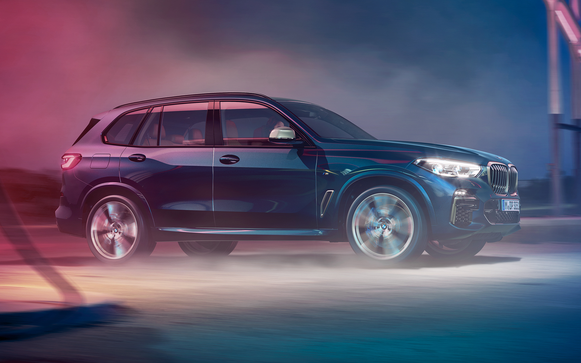 A BMW X5 M50d mozgás közben Felvétel az éjszaka, városi környezetben haladó BMW X5 M50d-ről