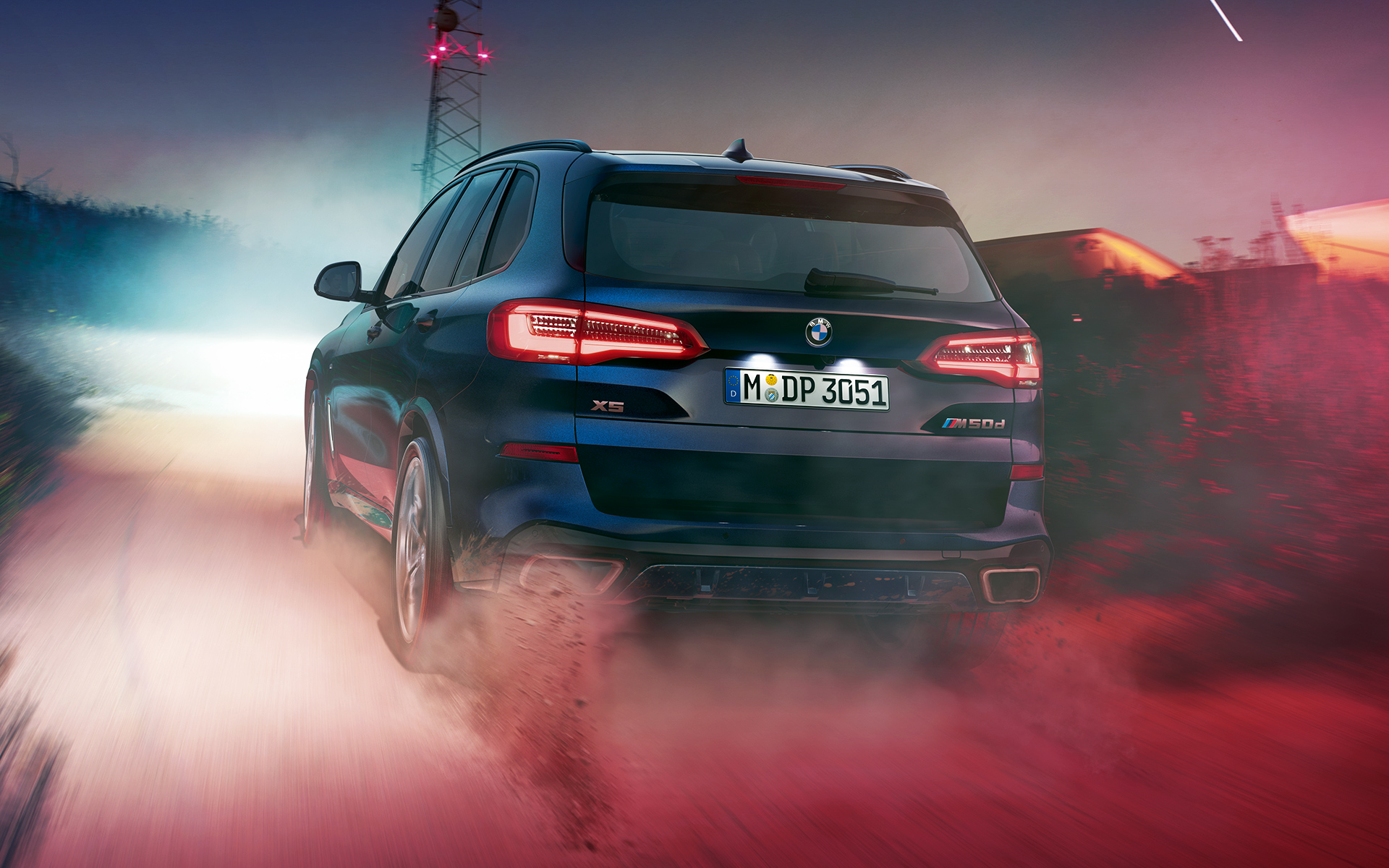 A BMW X5 M50d fara A BMW X5 M50d hátulnézetből éjszaka, városi környezetben