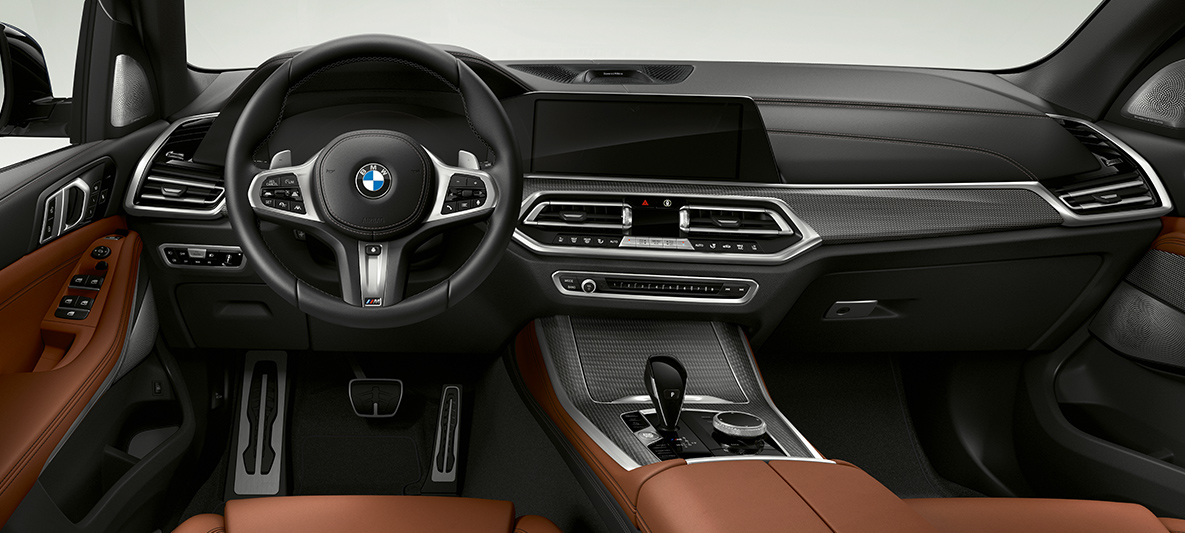 A BMW X5 M50d belső tere A BMW X5 M50d belső tere a vezetőhellyel, a műszerfallal és a középkonzollal