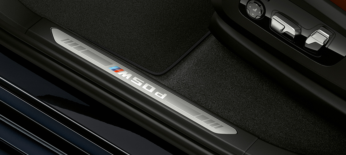 A BMW X5 M50d ajtóküszöb-borításai A BMW X5 M50d „BMW Individual” felirattal ellátott ajtóküszöb-borításai
