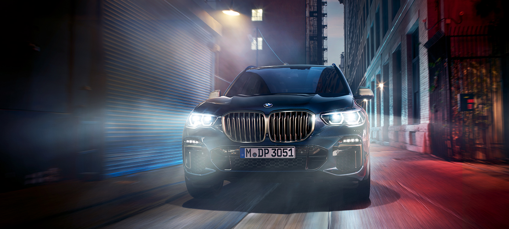 A BMW X5 M50d mozgás közben A BMW X5 M50d éjszaka, egy városi utcán