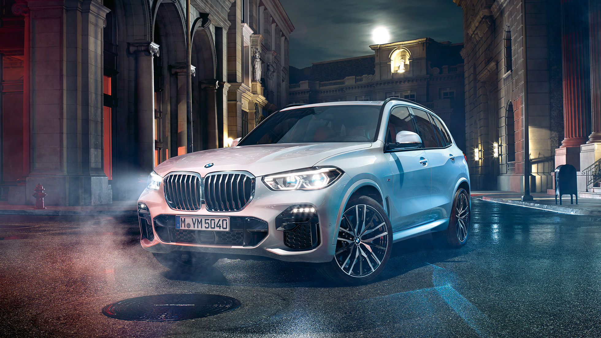 BMW X5, rézsútos elölnézet BMW X5, G05, 2018, Kristály fehér metál, egy álló autó éjszaka, rézsútos elölnézetből