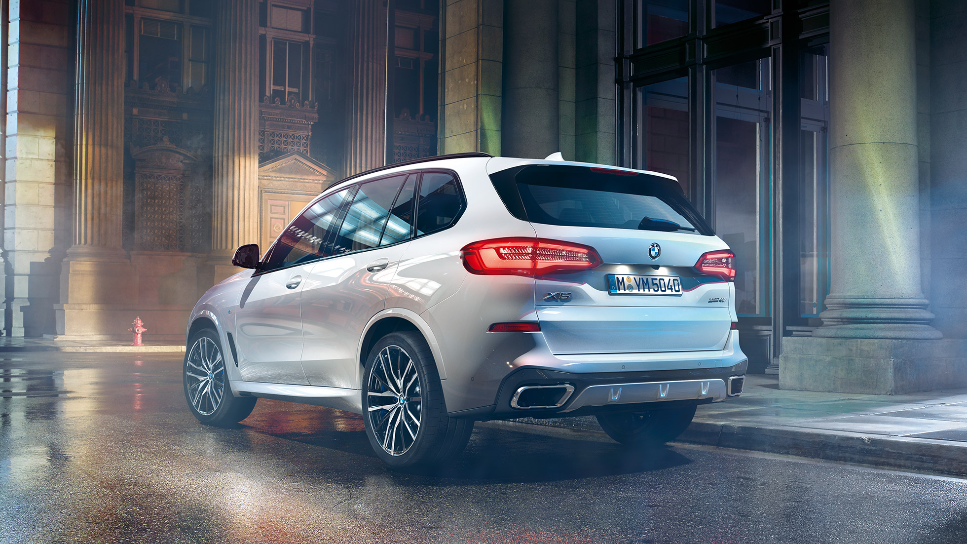 BMW X5 xDrive40i, rézsútos hátulnézet BMW X5 xDrive40i, G05, 2018, Kristály fehér metál, rézsútos hátulnézet