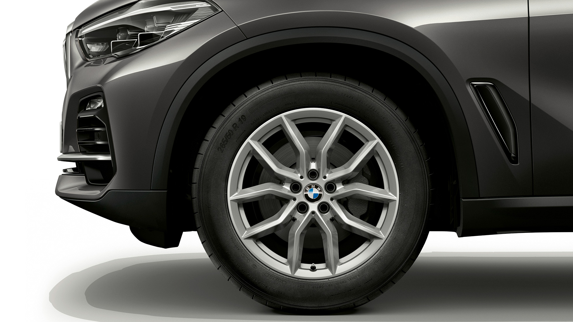 Bázismodell, BMW X5 xDrive30d, rézsútos elölnézet a keréktárcsával Bázismodell, BMW X5 xDrive30d, G05, 2018, Sophisto szürke metál briliáns hatással, rézsútos elölnézet a keréktárcsával
