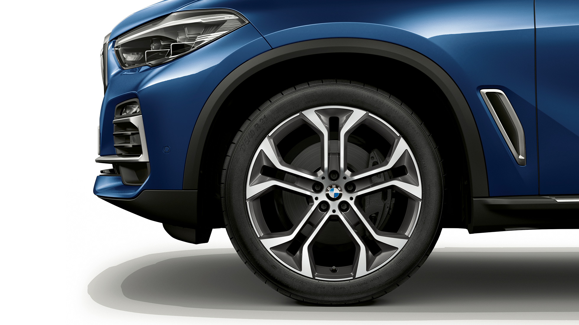 xLine modell, BMW X5 xDrive40i, rézsútos elölnézet xLine modell, BMW X5 xDrive40i, G05, 2018, Phytonic kék metál, oldalnézet a keréktárcsával