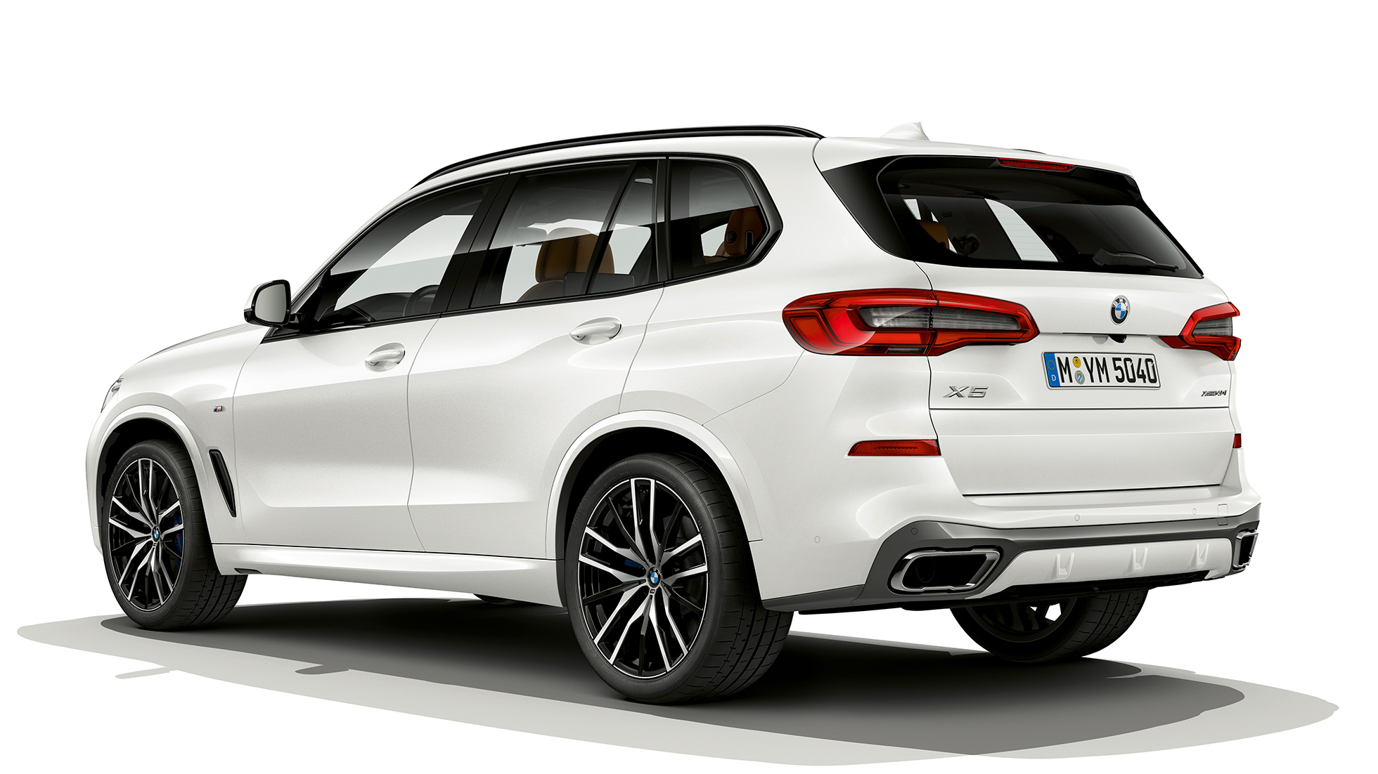 M Sport modell, BMW X5 xDrive40i, rézsútos hátulnézet M Sport modell, BMW X5 xDrive40i, G05, 2018, Kristály fehér metál, rézsútos hátulnézet