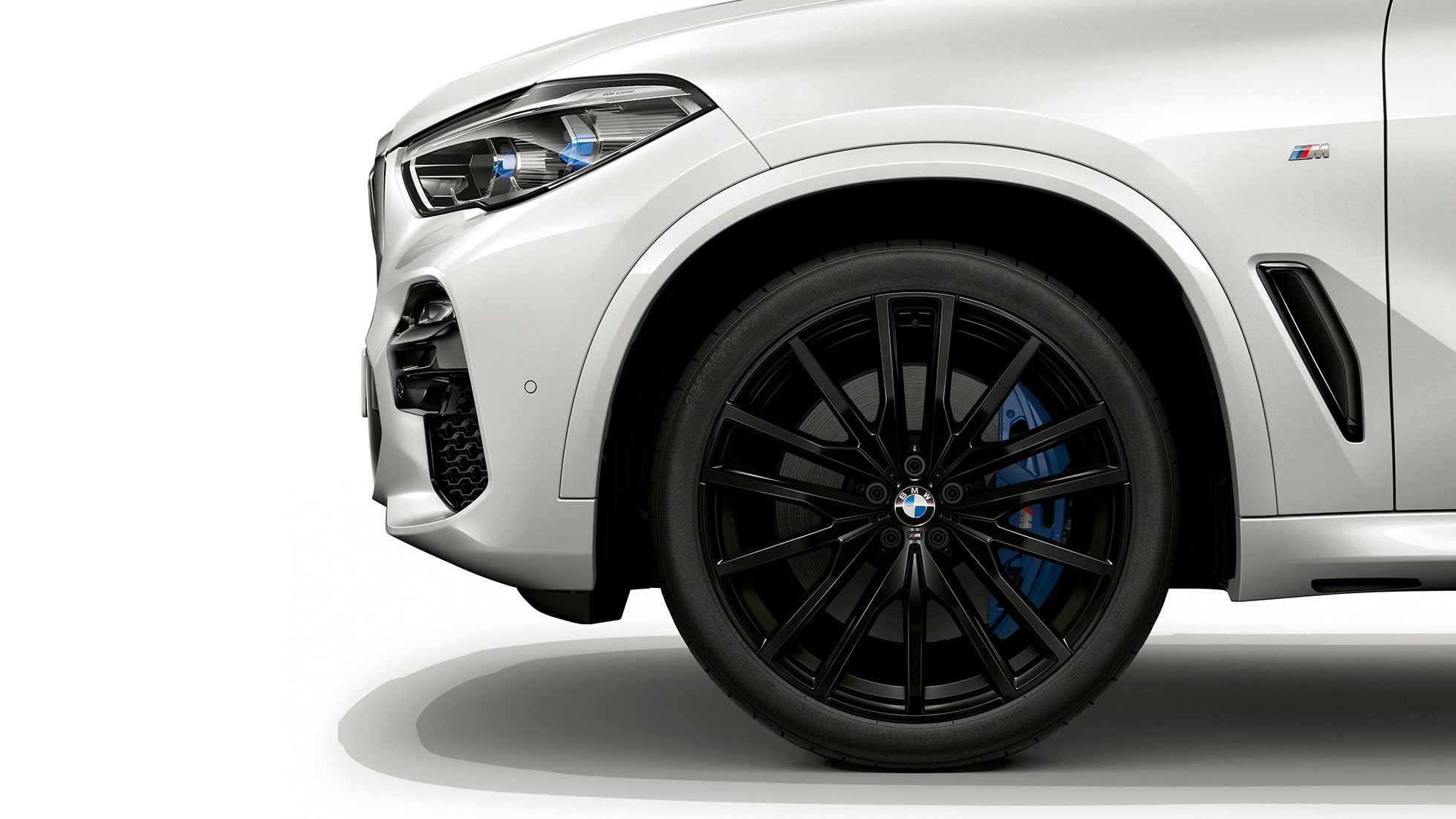 M Sport modell, BMW X5 xDrive40i, rézsútos elölnézet a keréktárcsával M Sport modell, BMW X5 xDrive40i, G05, 2018, Kristály fehér metál, rézsútos elölnézet a keréktárcsával