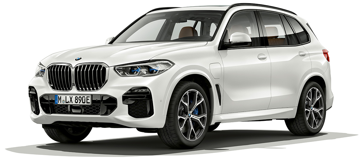 BMW X5 xDrive45e, rézsútos elölnézet BMW X5 xDrive45e, G05, 2018, Kristály fehér metál, rézsútos elölnézet