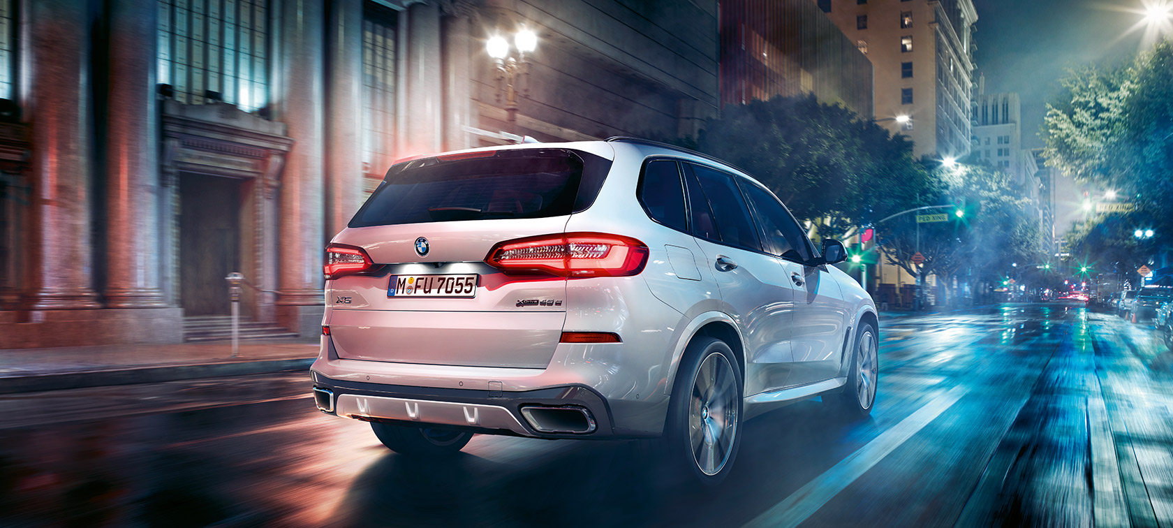 BMW X5, a mozgó autó rézsútos hátulnézetből BMW X5, G05, 2018, Kristály fehér metál, a mozgó autó rézsútos hátulnézetből