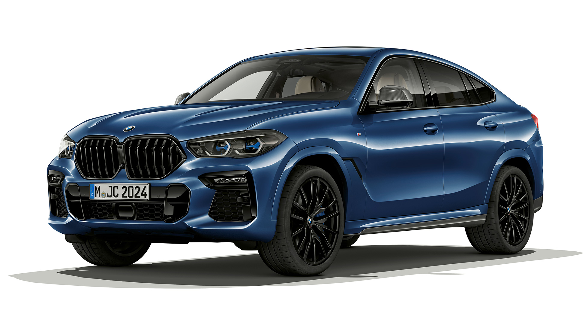 M Sport csomaggal ellátott BMW X6, külső. Egy M Sport csomaggal ellátott BMW X6 rézsútos elölnézetből.