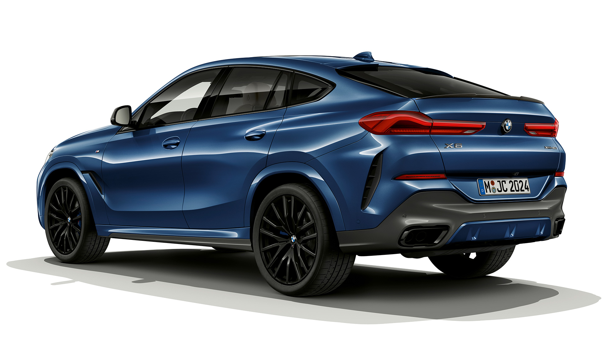 M Sport csomaggal ellátott BMW X6, farrész. Egy M Sport csomaggal ellátott BMW X6 rézsútos hátulnézetből.