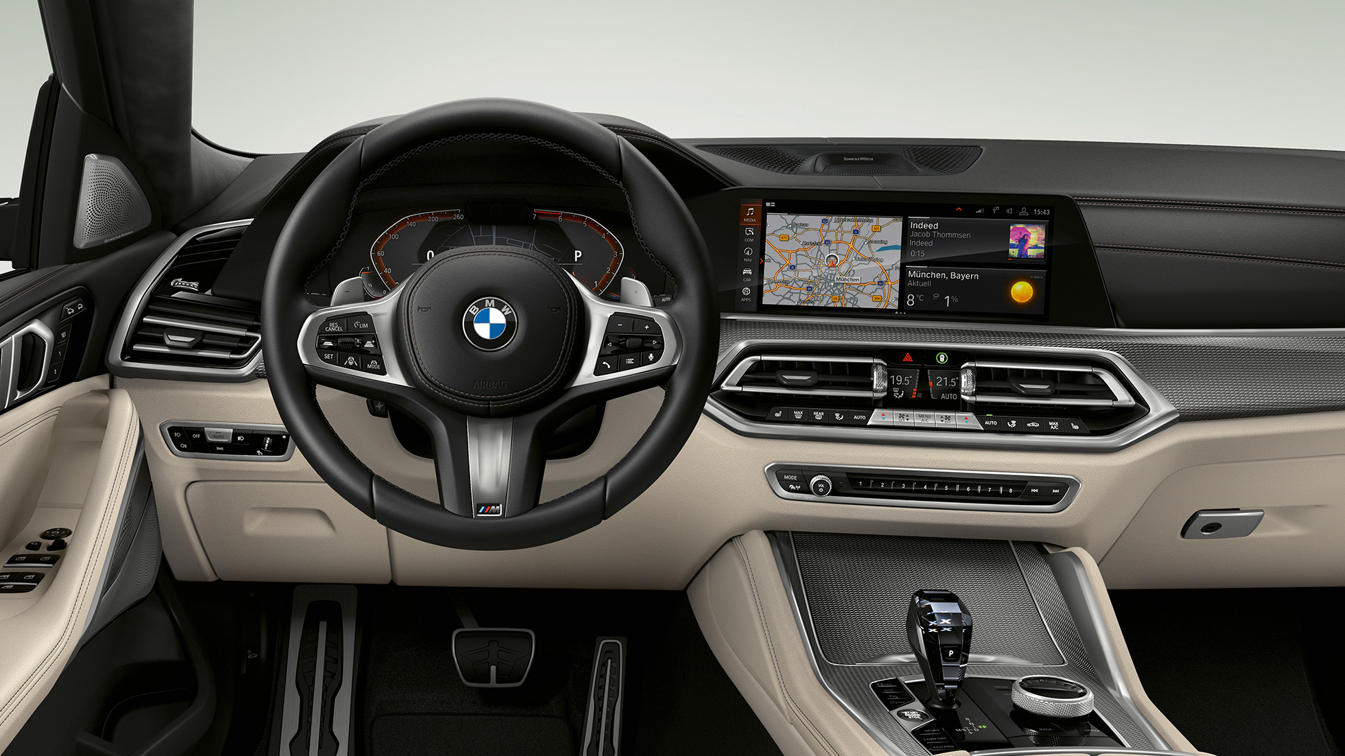 M Sport csomaggal ellátott BMW X6, műszerfal. Egy M Sport csomaggal ellátott BMW X6 belső tere a műszerfallal.