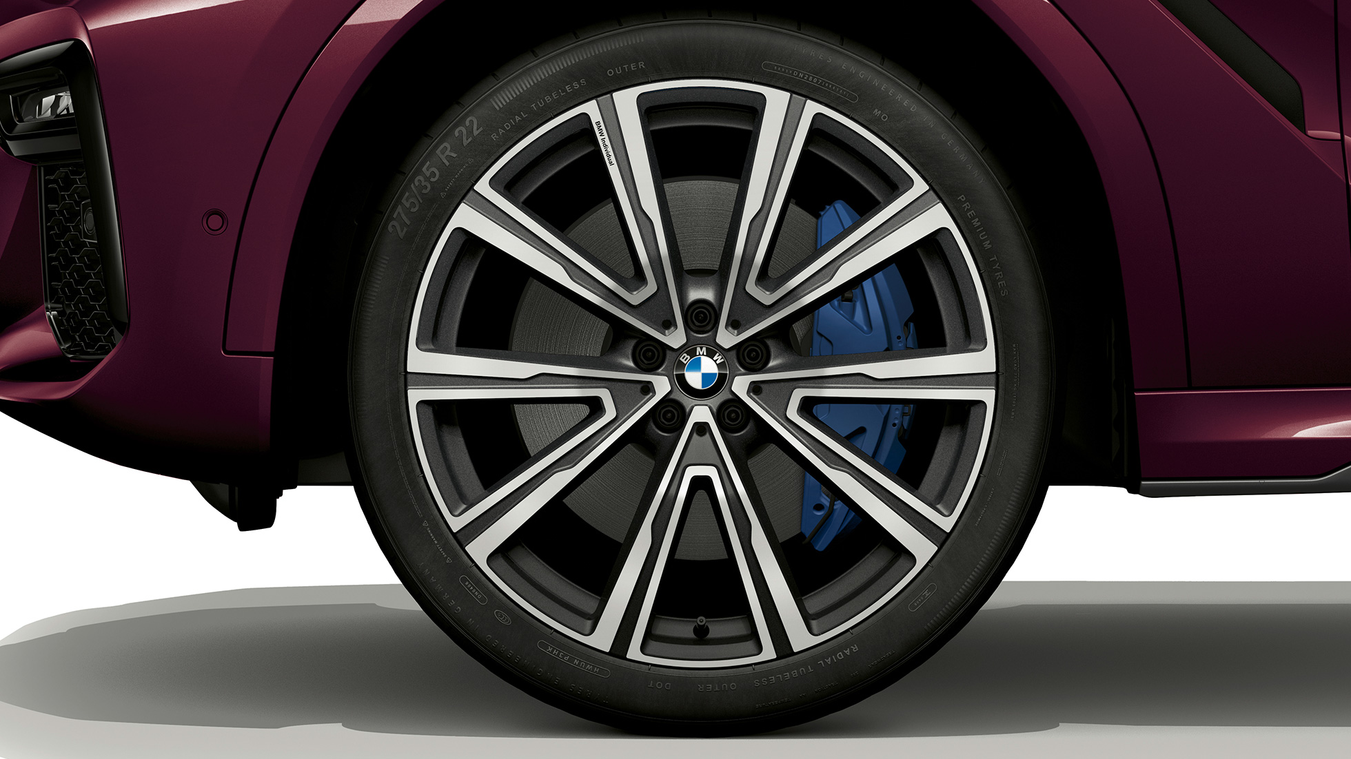 BMW Individual felszereltségű BMW X6, könnyűfém keréktárcsa. Egy BMW Individual felszereltségű BMW X6 könnyűfém keréktárcsája.