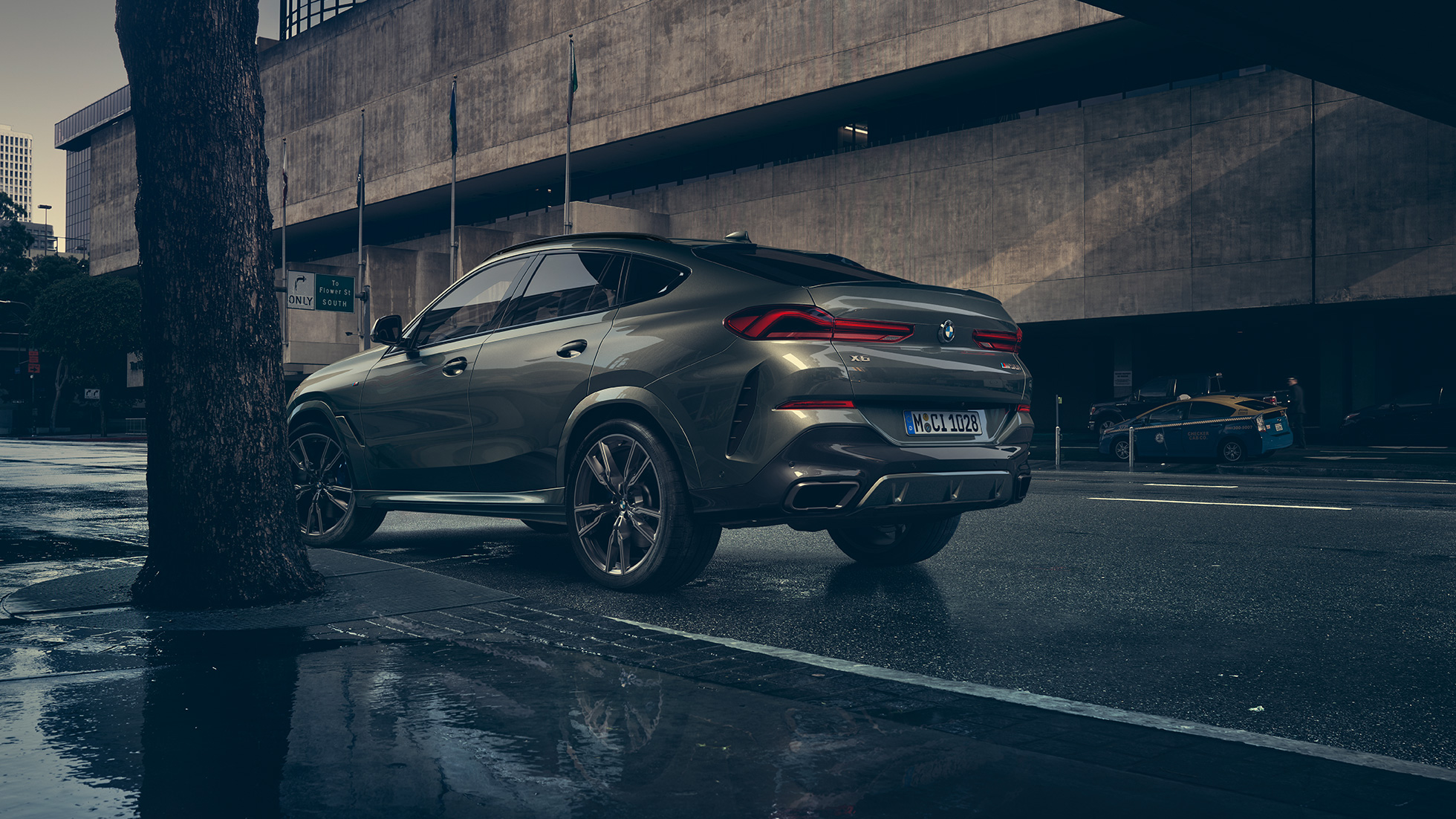 BMW X6 külső megjelenés. A BMW X6 rézsútos hátulnézetből, városi környezetben.
