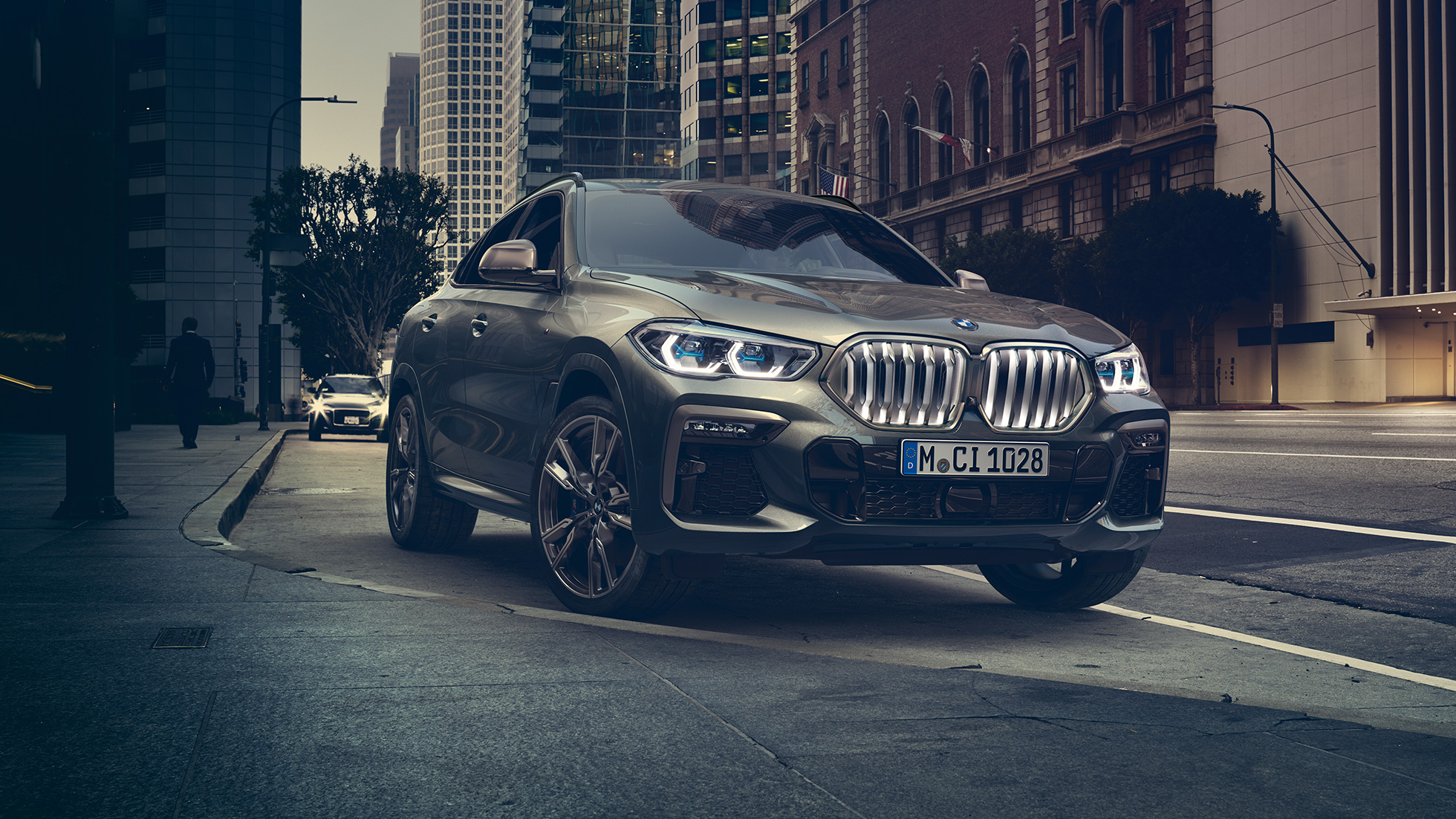 BMW X6 Professional Adaptive M futómű A BMW X6 rézsútos elölnézetből, városi környezetben.