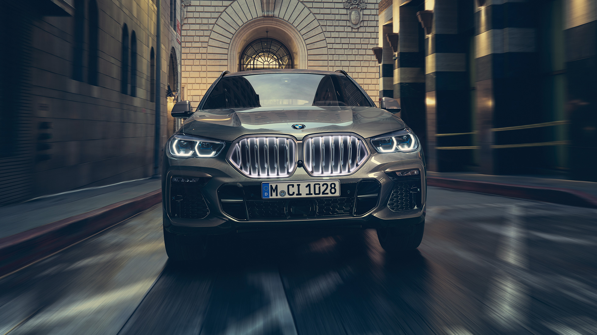 A BMW X6 az „Iconic Glow” BMW vesékkel. A BMW X5 elölnézetből, városi környezetben.