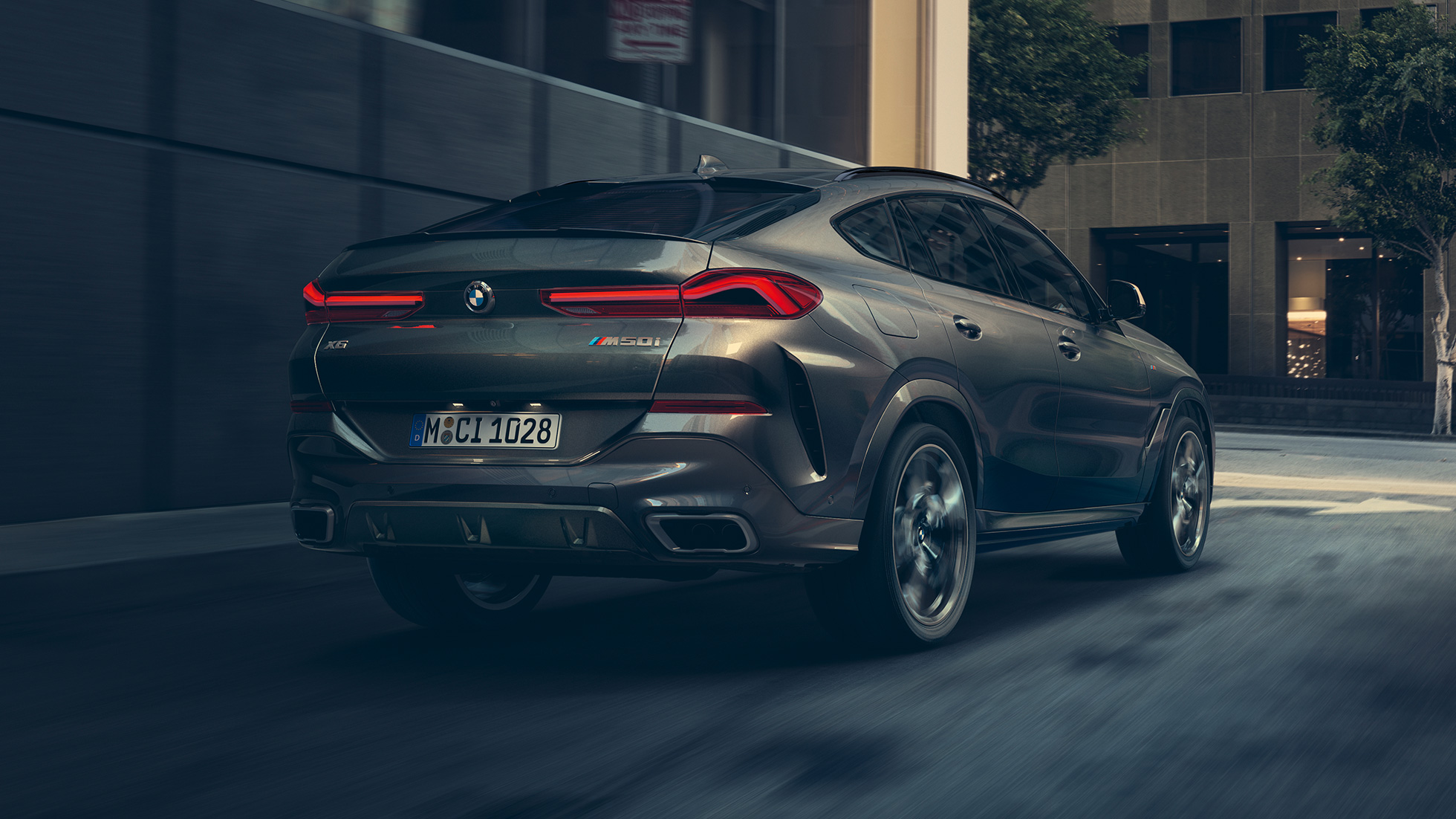 Adaptív M futómű Professional. A BMW X6 rézsútos hátulnézetből.