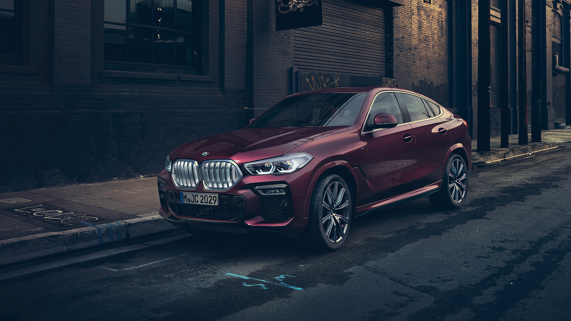 BMW X6 Individual, külső. A BMW X6 Individual rézsútos elölnézetből.