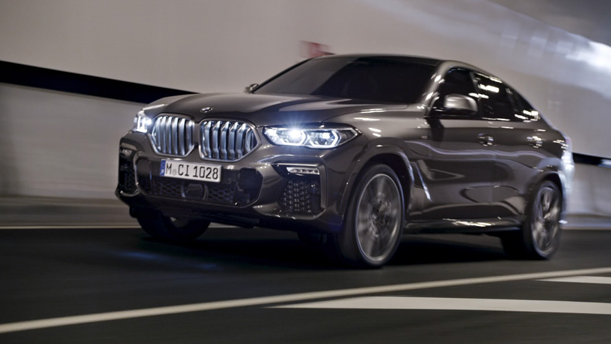 Rézsútos elölnézet, BMW X6, G06, 2019 BMW X6, G06, 2019, egy városi környezetben haladó autó rézsútos elölnézetből
