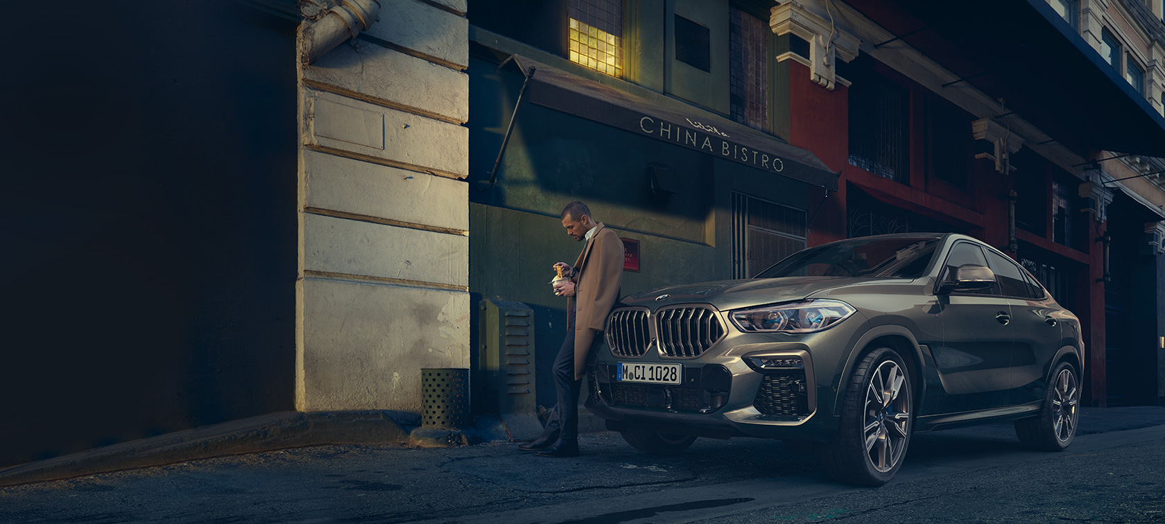 BMW X6, egy mozgó autó rézsútos hátulnézetből BMW X6, G06, 2019, egy mozgó, Manhattan metálfényezésű autó rézsútos hátulnézetből