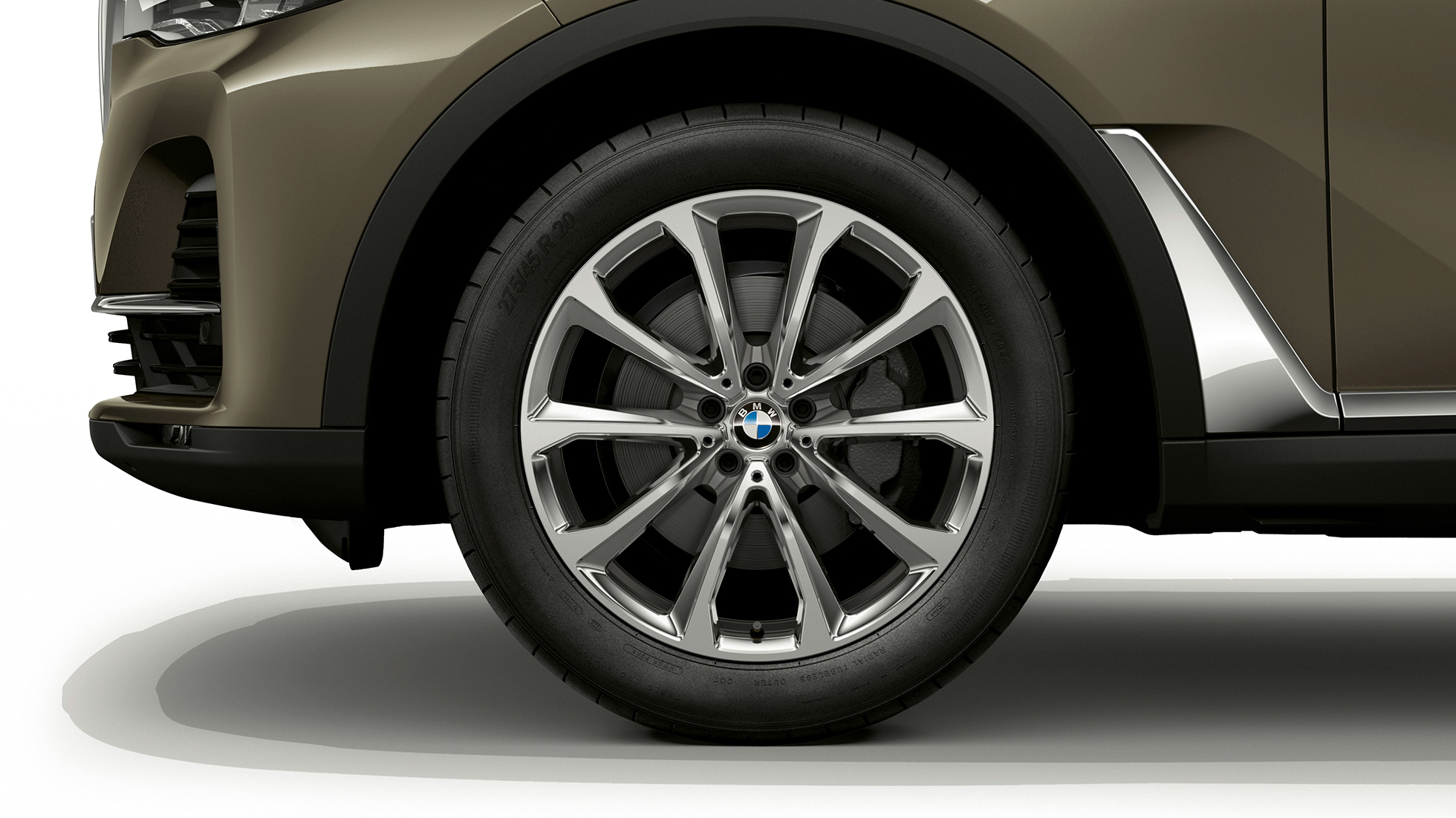 BMW X7, könnyűfém keréktárcsa Egy BMW X7 könnyűfém keréktárcsája közelről