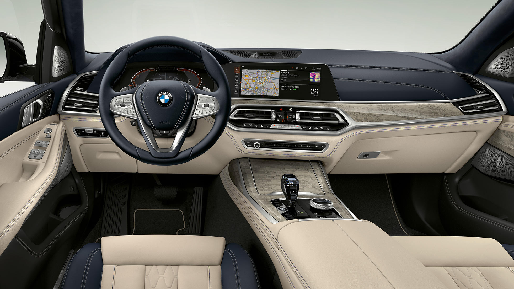 BMW X7, Design Pure Excellence műszerfal Egy Design Pure Excellence felszereltségű BMW X7 műszerfala szemből, közelről