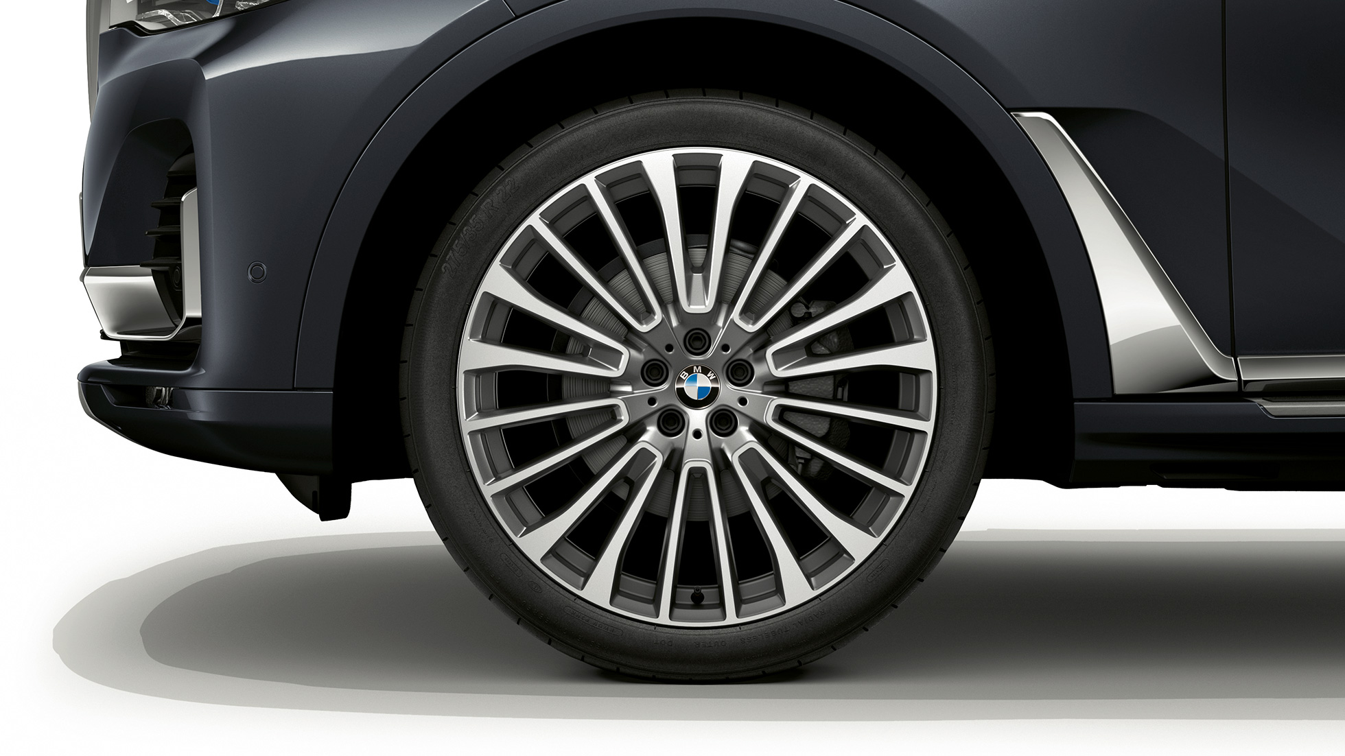 BMW X7, Design Pure Excellence könnyűfém keréktárcsa Egy Design Pure Excellence felszereltségű BMW X7 könnyűfém keréktárcsája közelről