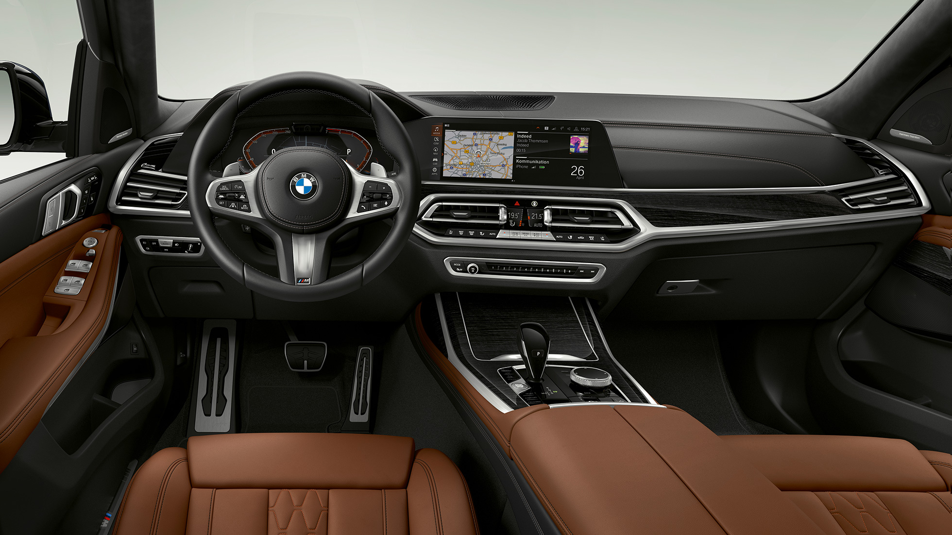 BMW X7, M Sport csomag, műszerfal Egy M Sport csomaggal ellátott BMW X7 szemből, közelről