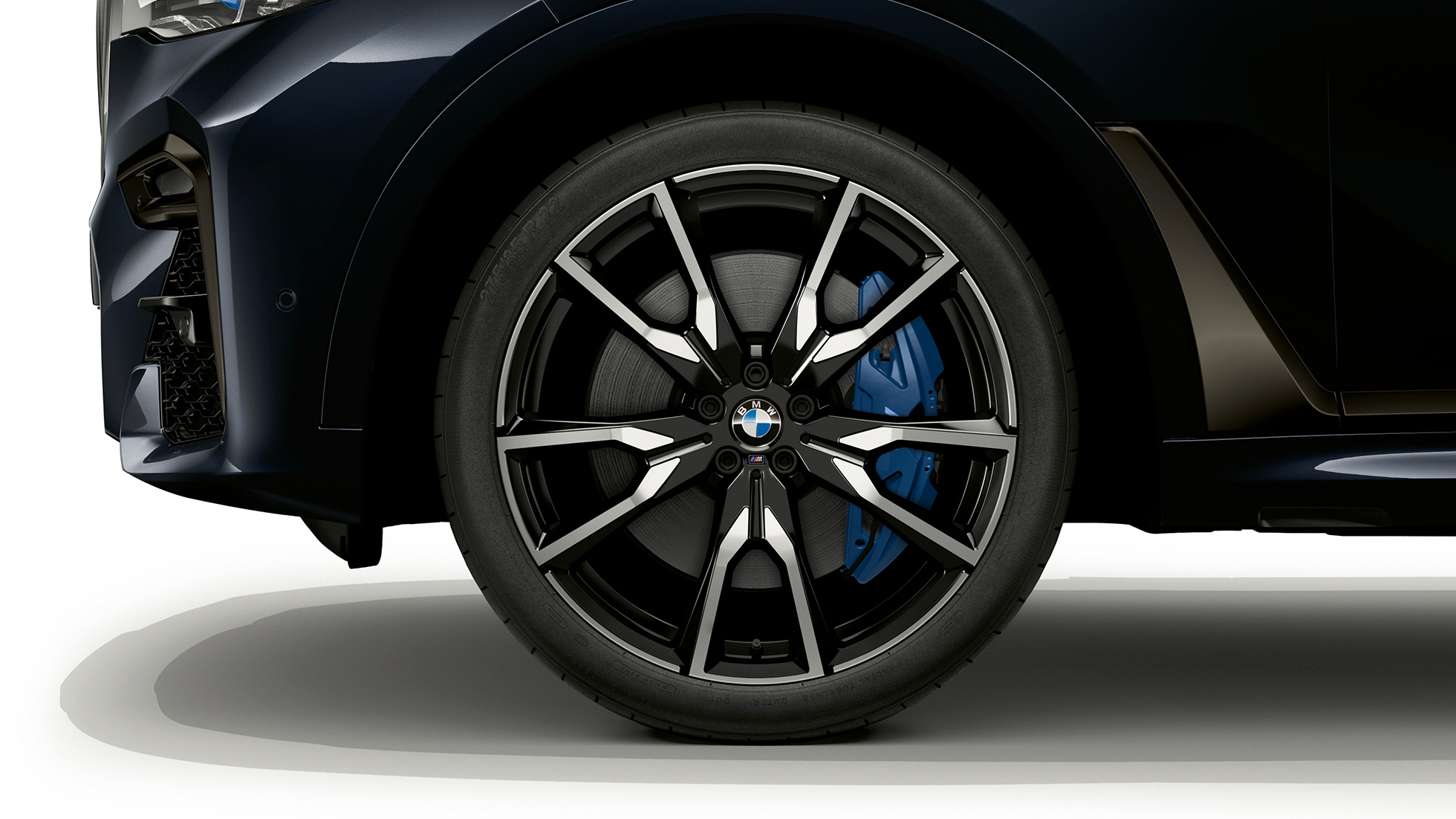 BMW X7, BMW Individual X7 xDrive40i, könnyűfém keréktárcsa A BMW X7 BMW Individual X7 xDrive40i változatának könnyűfém keréktárcsája közelről