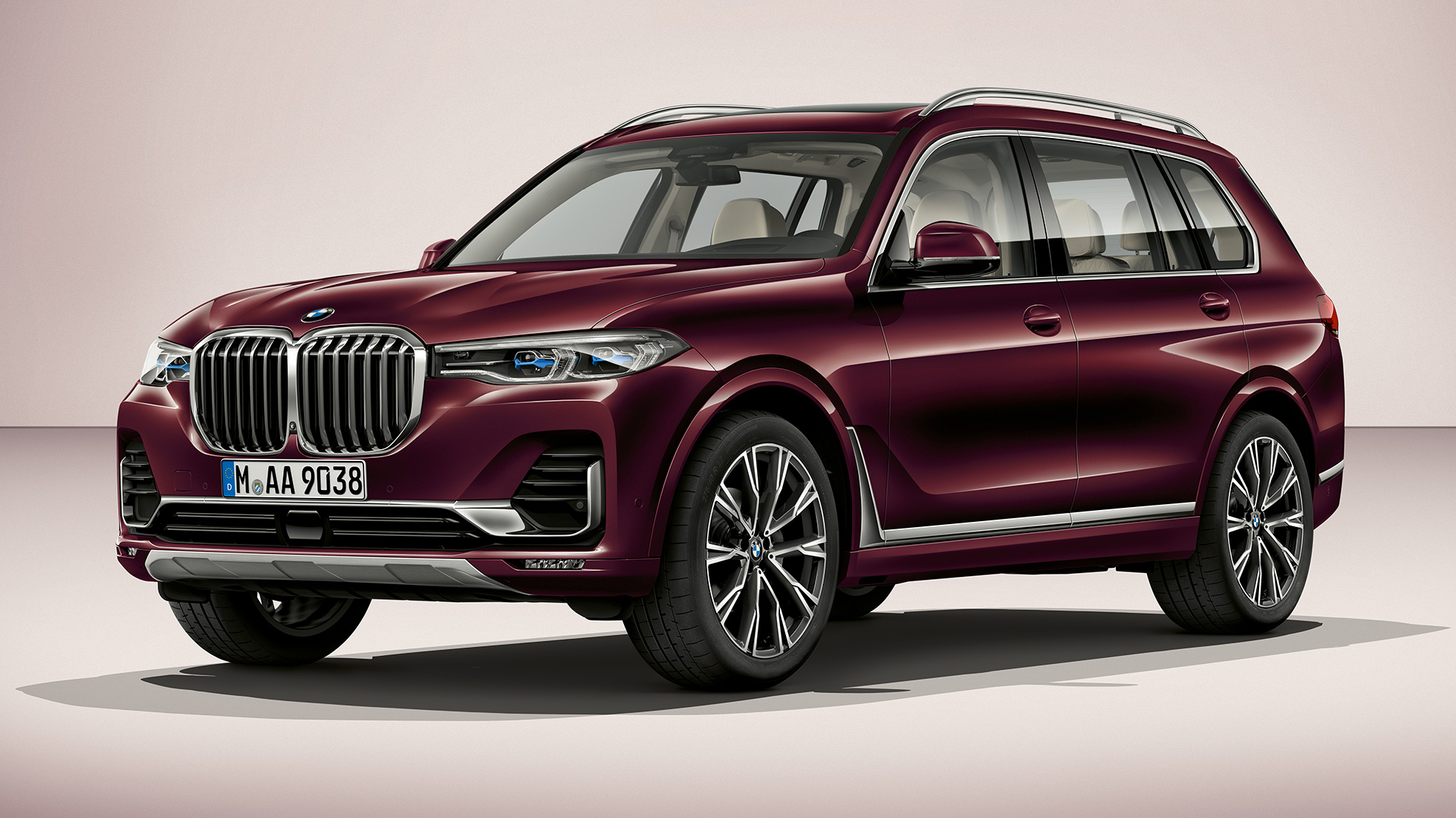 BMW X7, M Sport csomag Egy M Sport csomaggal ellátott BMW X7 háromnegyedes elölnézetből, stúdióban